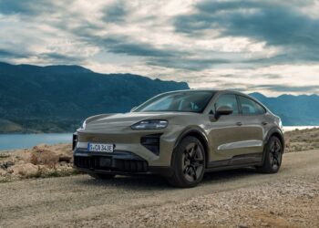 Porsche Cayenne Coupe Electric е красавица и звяр с офроуд способности, ускоряваща от 0 до 60 мили в час за 2,4 секунди