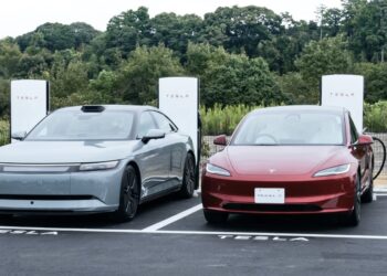 Tesla предлага 1 година безплатно зареждане в станциите Supercharger и твърди, че цените за електромобили, които не са Tesla, са с около 40% по-високи