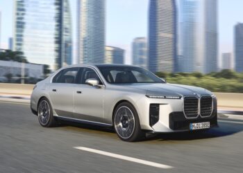 BMW представя новия i7 с пробег от близо 450 мили и стил „Neue Klasse“ [Снимки]