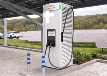Това ново зарядно устройство за електромобили достига мощност от 600 kW – и се побира там, където другите не могат