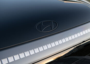 Hyundai представя впечатляващия IONIQ 9 Black Ink Edition, а ние имахме възможност да го разгледаме отблизо [Снимки]