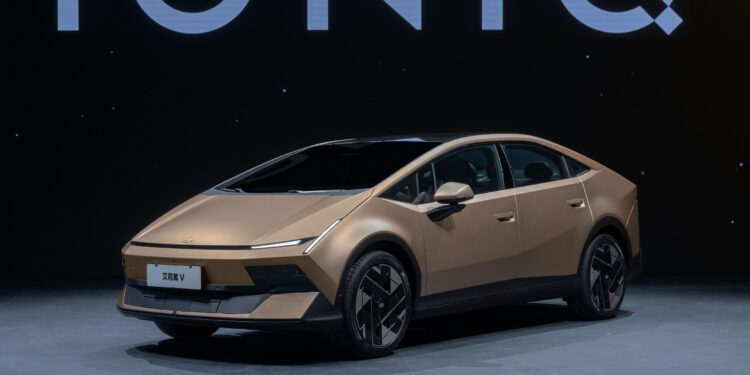 Hyundai представя новия елегантен IONIQ V: серийно произвеждан автомобил, който прилича на концептуален модел 1 Hyundai Vision V