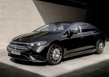 Mercedes-Benz представя новия EQS с пробег от 926 км, 800-волтово зареждане и система за управление „steer-by-wire“
