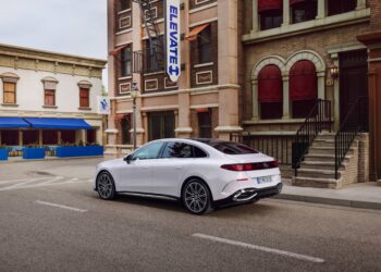 Електромобилът Mercedes C-Class предлага плавността на S-Class и пробег от 473 мили