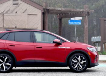 VW заменя производството на модела ID.4 в САЩ с SUV-модела Atlas, който изразходва 18 мили на галон, на фона на скока в цените на бензина