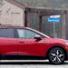 VW заменя производството на модела ID.4 в САЩ с SUV-модела Atlas, който изразходва 18 мили на галон, на фона на скока в цените на бензина