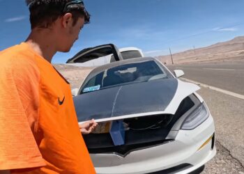 Собственик на Tesla използва аварийна соларна система за поддържащо зареждане, след като батерията му се изтощила в пустинята