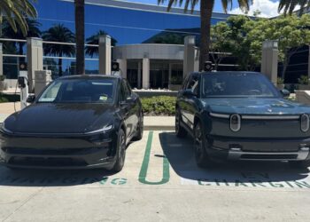 Rivian R2 и Tesla Model Y, заснети един до друг: подробно сравнение на размерите