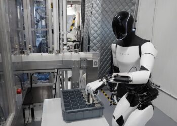 „Тесла“ (TSLA) тихо разкрива придобиването на компания за хардуер за изкуствен интелект на стойност 2 милиарда долара, скрито в подадените документи