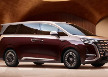 Най-продаваният китайски MPV с алтернативно задвижване претърпява обновяване: представя се второто поколение на Denza D9