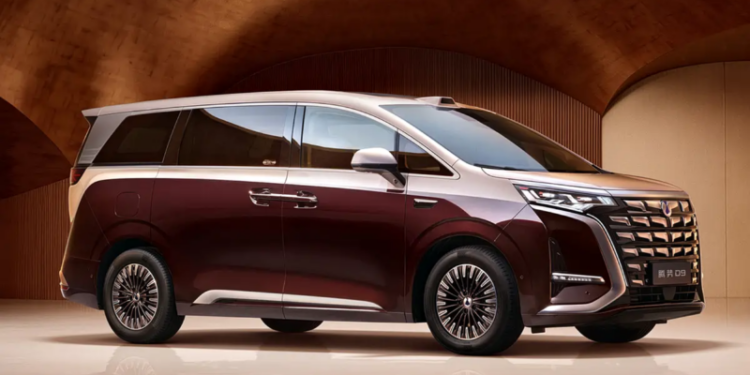 Най-продаваният китайски MPV с алтернативно задвижване претърпява обновяване: представя се второто поколение на Denza D9 1 e59bbee78987 449 e1777299115270 800x451 1