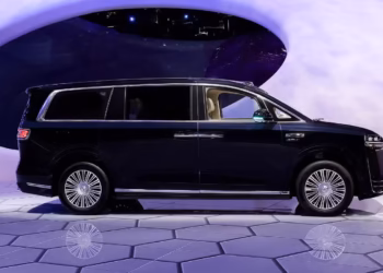 Подкрепяната от Huawei компания Luxeed ще пусне на пазара модела V9 MPV по-късно този месец