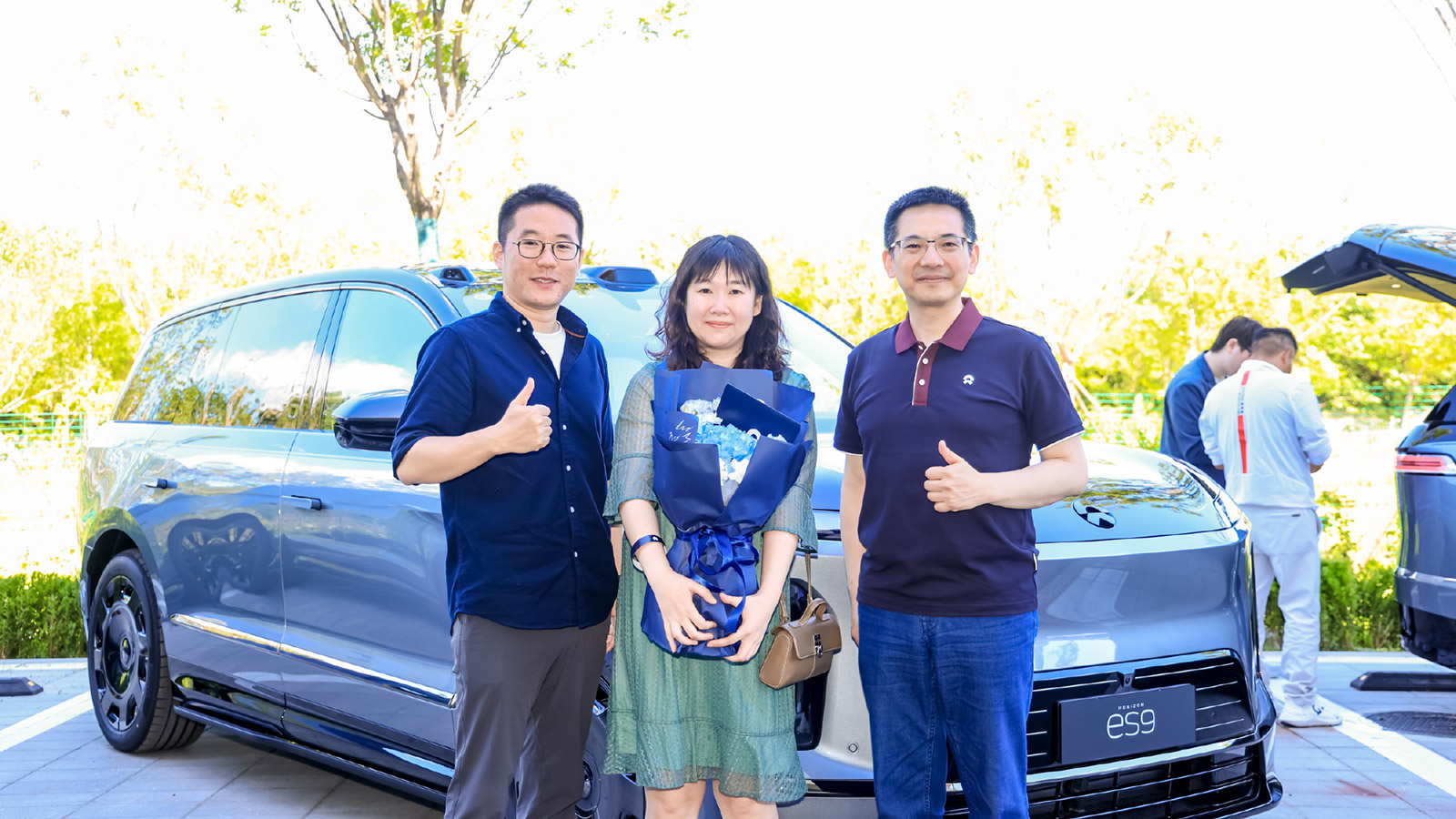 Nio co-founder and President Qin Lihong (far right) handed over vehicles to the first batch of ES9 customers.
