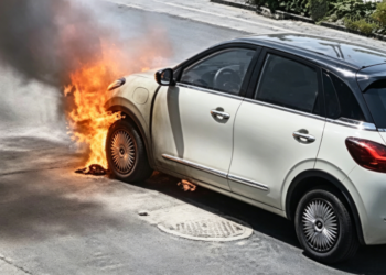 Според съобщения, автомобилът „Wuling Binguo“ се е възпламенил, докато е бил паркиран по време на празниците за 1 май