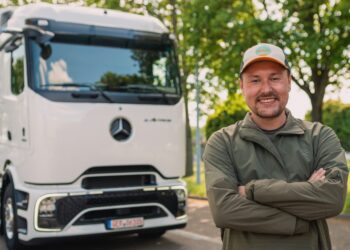 Около света за 80 зареждания: първият електрически полуремарке, обиколил земното кълбо