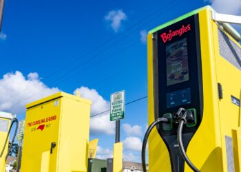 Сега Bojangles иска шофьорите на електромобили да зареждат бързо, докато се хранят