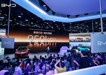 BYD отлага пускането на своя флагмански електрически SUV, след като предварителните поръчки надхвърлиха 100 000