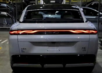 Флагманският електрически седан на BYD бе забелязан с познат външен вид преди дебюта си [Снимки]