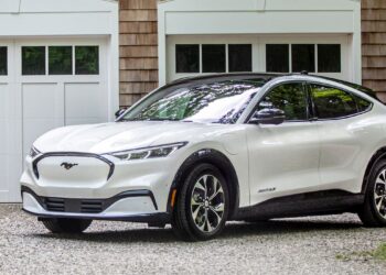 Ford предлага цени за служители и безплатни зарядни станции за електромобили, след като продажбите отново отбелязаха спад през април