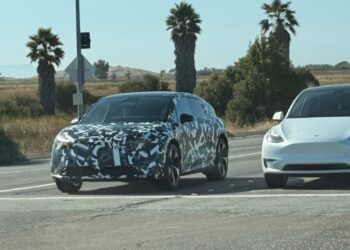 По-достъпният средноразмерен SUV „Cosmos“ на Lucid бе забелязан на тестове до Tesla Model Y