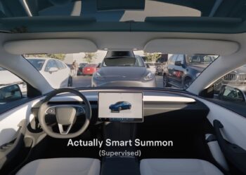 Tesla увеличава скоростта на функцията „Actually Smart Summon“ с 33% в новата актуализация на FSD