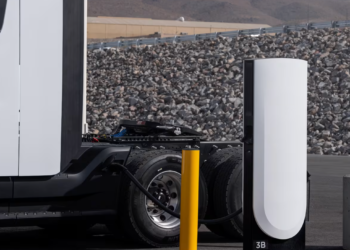 Tesla пуска Basecharger за Semi и представя Megacharger на цена 188 000 долара