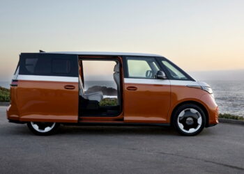 Volkswagen възобновява производството на ID. Buzz през 2027 г., но засега ID.4 временно спира