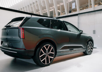 Volvo обяви, че цените на EX60 започват от под 60 000 долара, а пробегът е над 300 мили