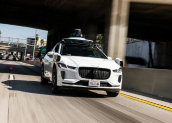Waymo изтегля 3 791 роботаксита след инцидент на наводнен път и пуска софтуерно обновление чрез OTA