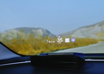 NeuroHUD показва навигацията и предупрежденията на Tesla на място, където шофьорите могат да ги виждат