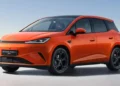 Хечбекът BYD Dolphin G с хибридна зарядна система бе представен преди европейското му пускане на пазара
