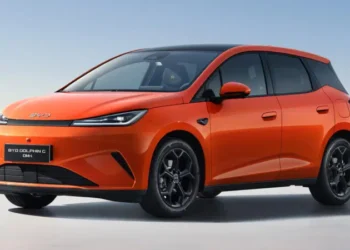 Хечбекът BYD Dolphin G с хибридна зарядна система бе представен преди европейското му пускане на пазара