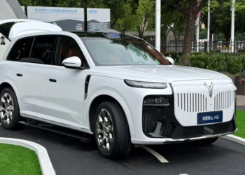 Петместният SUV Voyah Taishan X8 официално се пуска на пазара в Китай на цена от 43 100 щатски долара