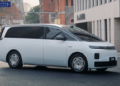 Публикувани са снимки от интериора на минивана D99 на Leapmotor: с въртящи се седалки