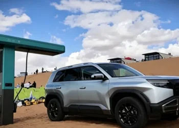 BYD proves flash charging at remote desert site as network tops 5,715 stations in China