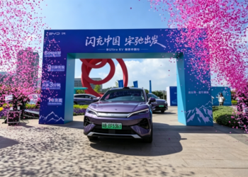 Електромобилът BYD Song Ultra стартира 4 244-километрово пътуване през Китай, а мрежата за бързо зареждане достигна 5 979 станции
