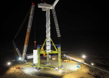 Fortescue Nabrawind пусна в експлоатация първата вятърна турбина без кран в Африка