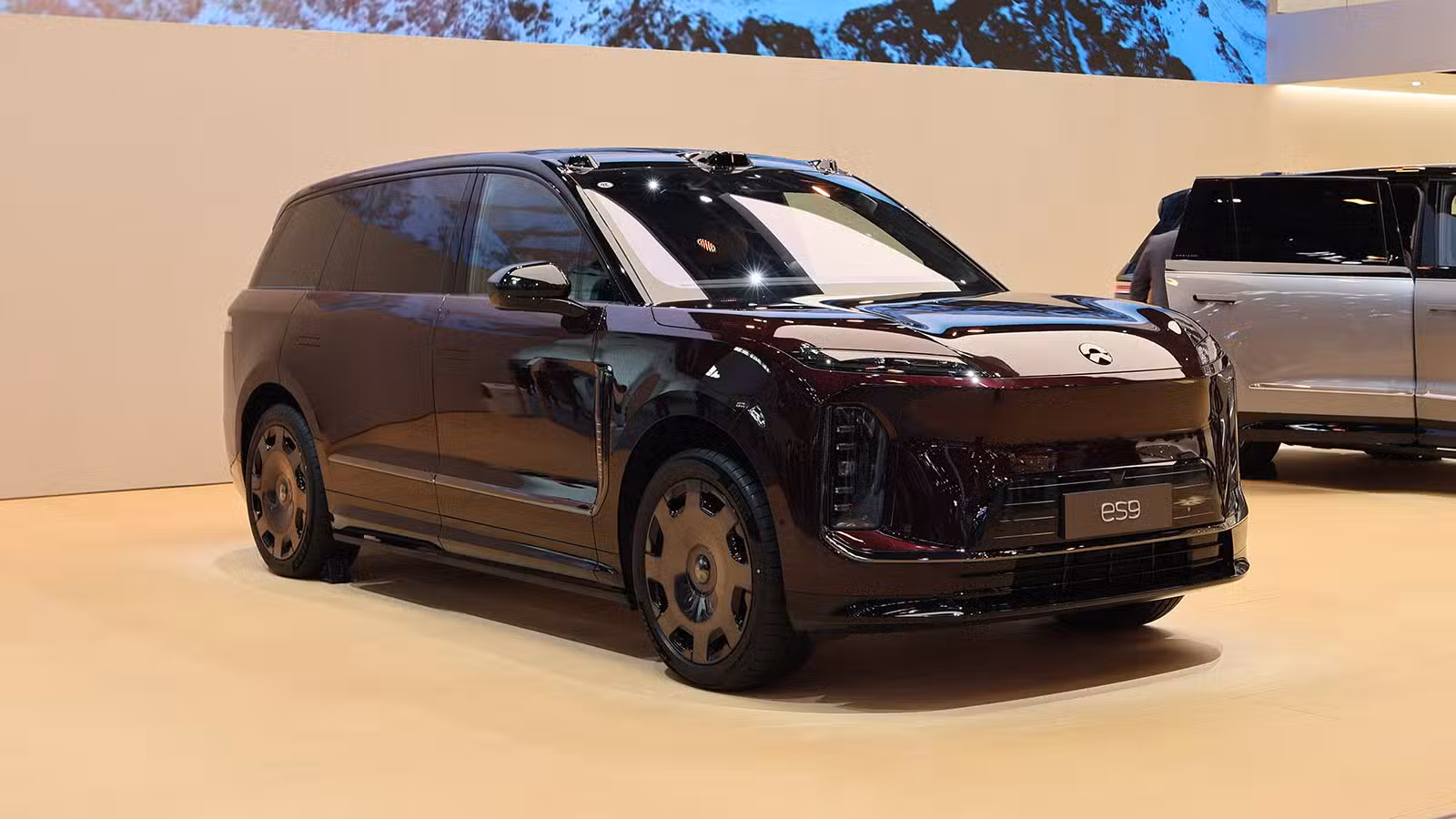 Nio ES9 ще достигне 10 000 доставки този месец, докато представител на компанията опровергава тестовете на шасито на Li Auto