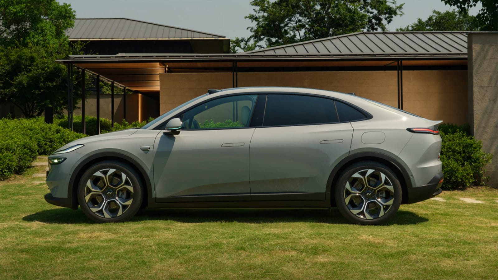 Side view of the updated Onvo L60 SUV.