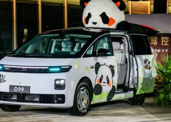 Leapmotor навлиза на пазара на MPV с представянето на модела D99