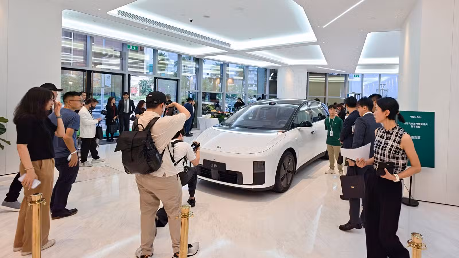 Li Auto навлиза на пазара в Макао с адаптирани за местните условия електромобили за шофьори, пътуващи през границата 2 Li Auto opened its first retail center in Macau on June 26, 2026.