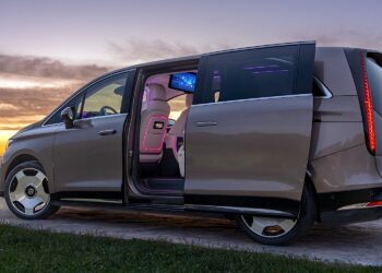 Mercedes-Benz VLE 300 с мощност 400 hp съчетава лукса на лимузина с много място за краката