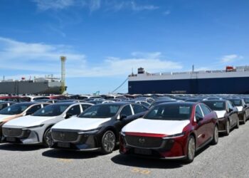 Забелязани са серийни автомобили Mazda 6e с дясно кормило – електромобил с лифтбек, подготвен за доставки в Тайланд и Австралия през юли
