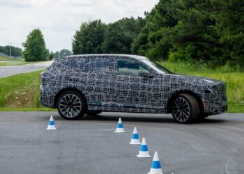 Новият iX3 на BMW е истински гигант по отношение на пробега, но iX5 може да надхвърли 500 мили