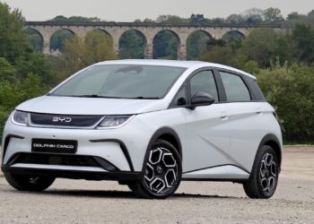 BYD превръща своя популярен електрически хечбек в ван с „най-голям пробег в своя клас“ на цена от 40 000 долара