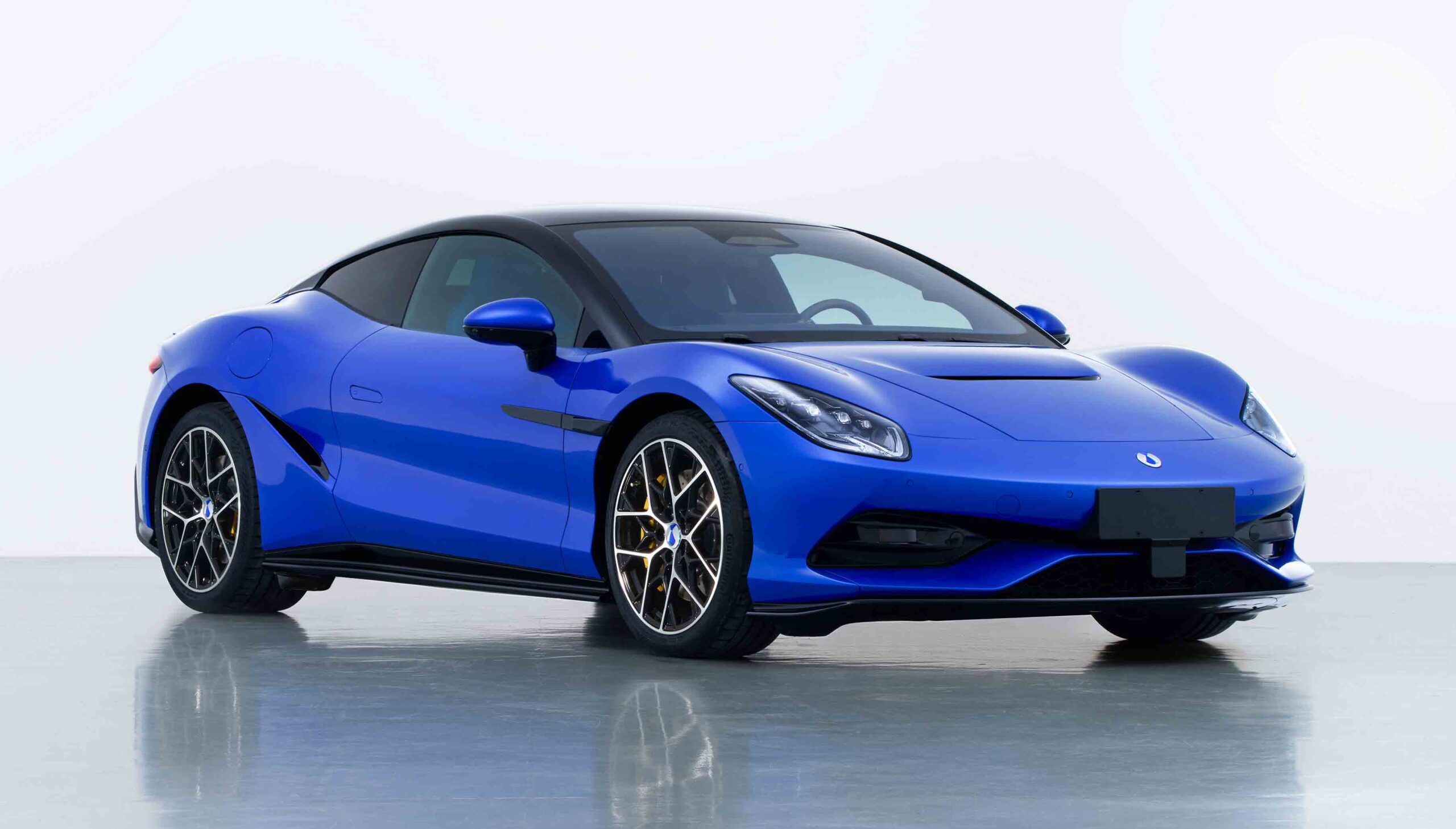 BYD-Denza-luxury-EV-roadster-hard-top
