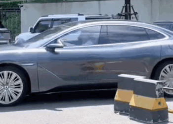 Вижте как електрически седан на BYD прави обратен завой на място в невероятно тясно пространство