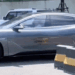 Вижте как електрически седан на BYD прави обратен завой на място в невероятно тясно пространство