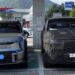 Genesis GV90 изглежда огромен, докато се зарежда до Kia EV9