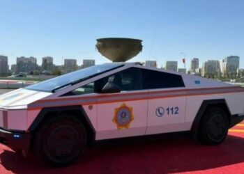 „Тесла“ намери нови купувачи за своя „Cybertruck“: казахстанските служби за спешна помощ